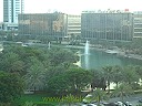 De palmbomen en fonteinen in Dubai Media City