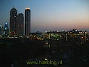 Dubai Media City bij nacht