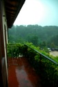 Zelfs op het balkon sta je niet droog.